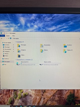 Ordenador de sobremesa con teclado iluminado