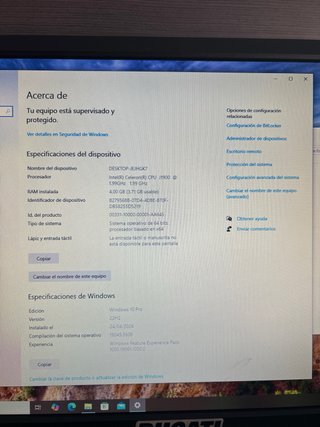 Ordenador de sobremesa con teclado iluminado