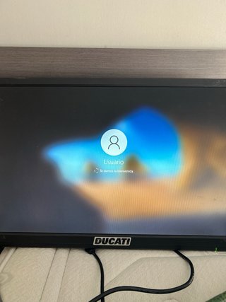 Ordenador de sobremesa con teclado iluminado