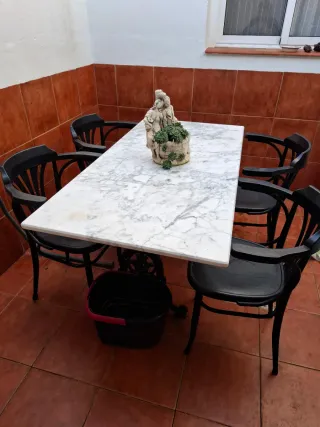 Mesa marmol blanco beteado gris, patas de hierro n