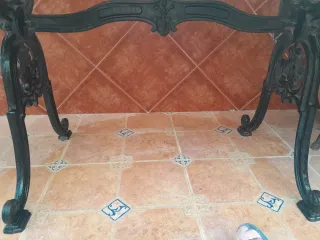 Tavolo in marmo bianco venato grigio, gambe in ferro