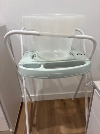 Bañera anticólicos bebé con soporte de patas.