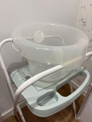 Bañera anticólicos bebé con soporte de patas.