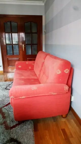 Sofá tres plazas cómodo y amplio.