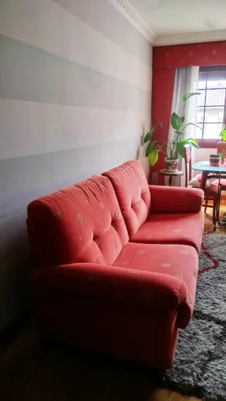 Sofá tres plazas cómodo y amplio.