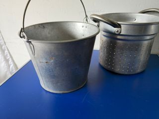 Secchio in Ferro e Pentole in Alluminio Vintage