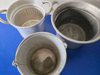 Secchio in Ferro e Pentole in Alluminio Vintage