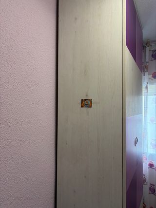 Guardaroba in legno massello per camera giovanile