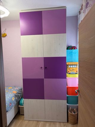 Guardaroba in legno massello per camera giovanile