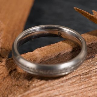 Anillo titanio grabado a mano