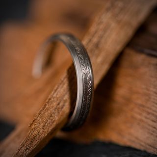 Anillo titanio grabado a mano