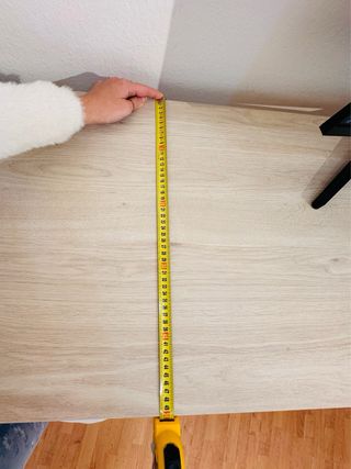 Mesa alta de madera con patas blancas