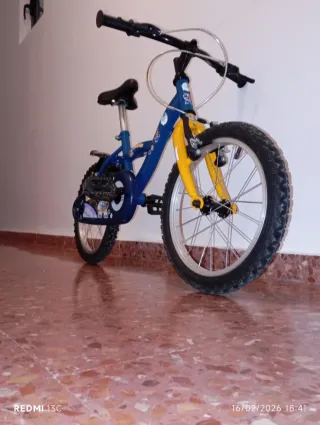 Bicicleta infantil azul y amarillo