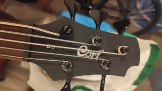 Bajo eléctrico cinco cuerdas