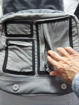 Mochila bandolera de lona gris