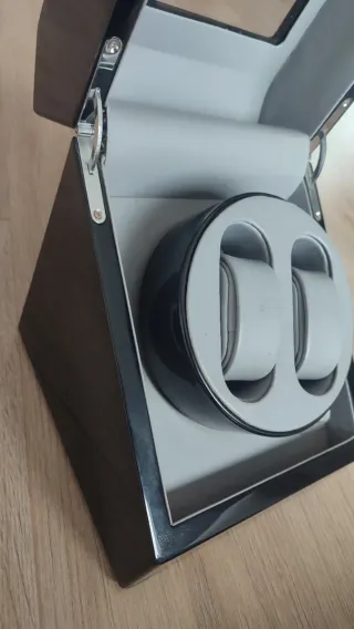 Caja negra para dos relojes