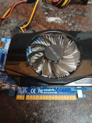 Tarjeta gráfica GV-N730-2GI y fuente alimentación