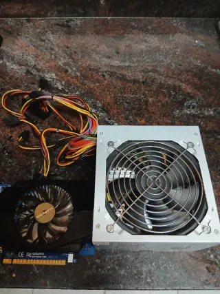 Tarjeta gráfica GV-N730-2GI y fuente alimentación