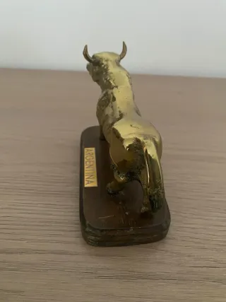 Figura decorativa de toro en metal