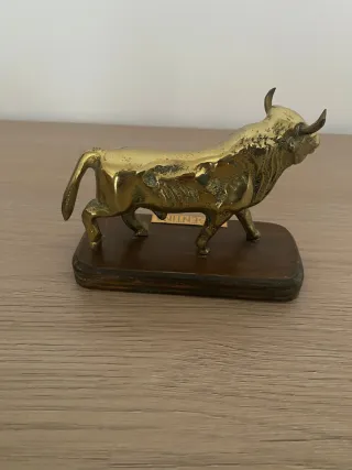 Figura decorativa de toro en metal