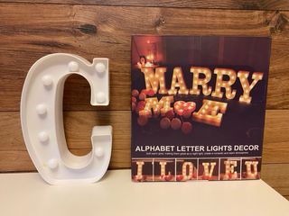 Letra C decorativa con luces LED