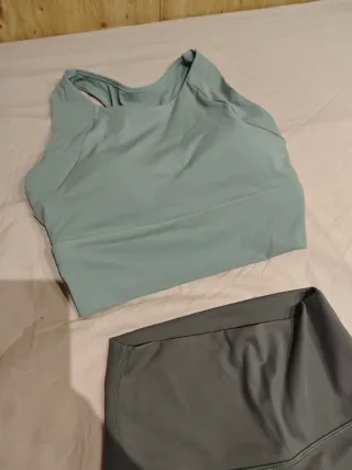Conjunto deportivo gris
