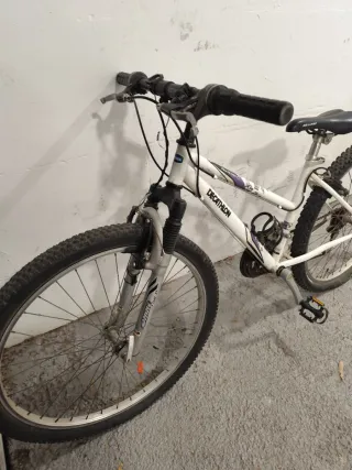 Bicicleta Decathlon Blanca de 26 pulgadas