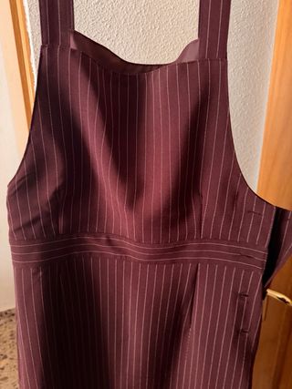 Vestido pichi burdeos con rayas finas, talla 38.