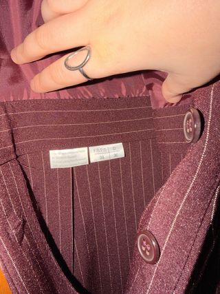 Vestido pichi burdeos con rayas finas, talla 38.