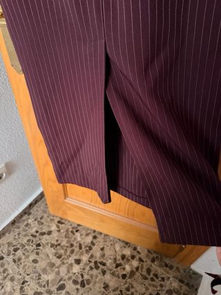 Vestido pichi burdeos con rayas finas, talla 38.