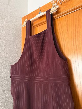 Vestido pichi burdeos con rayas finas, talla 38.