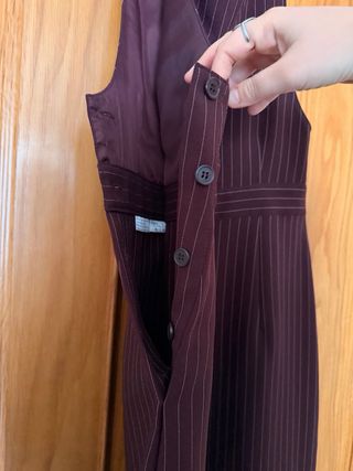 Vestido pichi burdeos con rayas finas, talla 38.