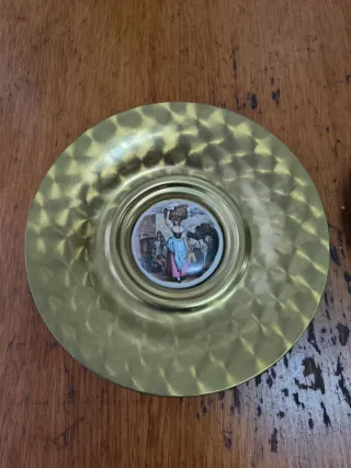 Piatti decorativi dorati con scena