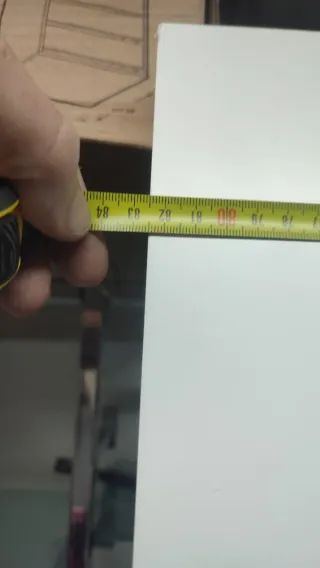 Puerta corredera blanca con cristal