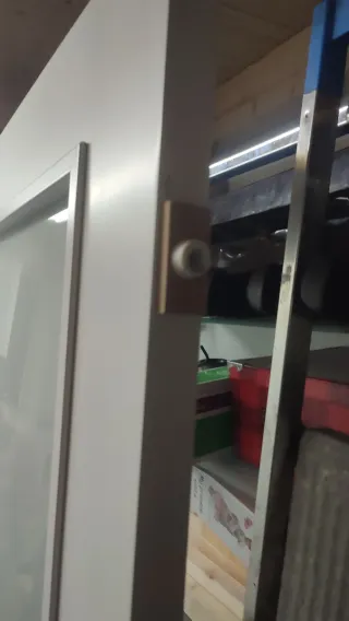 Puerta corredera blanca con cristal