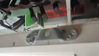 Puerta corredera blanca con cristal