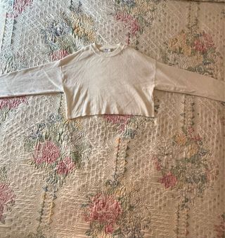 Crop top blanco estilo jersey.