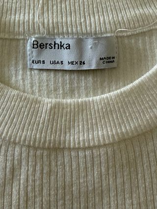 Crop top blanco estilo jersey.