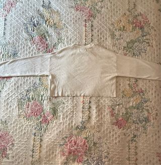 Crop top blanco estilo jersey.