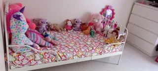 Armario infantil Ikea blanco y cama extensible.