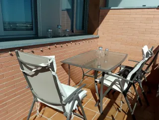 Mesa cristal jardín y 3 sillones metal