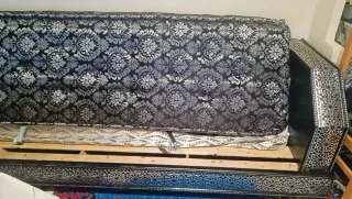 Sofá cama con cojín estampado