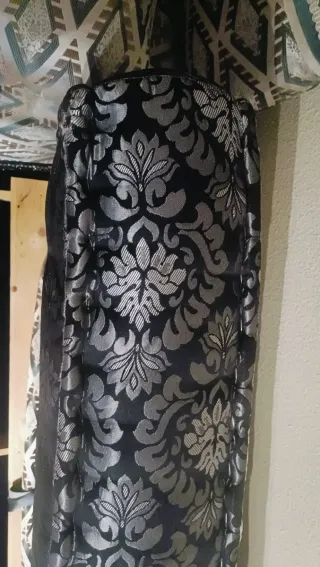 Sofá cama con cojín estampado