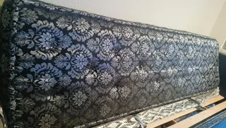 Sofá cama con cojín estampado