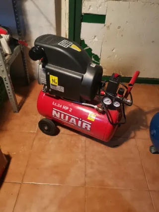 Compresor de aire rojo