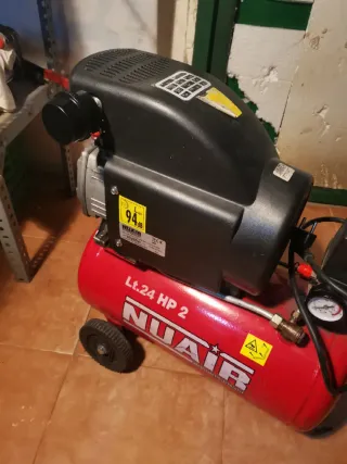 Compresor de aire rojo