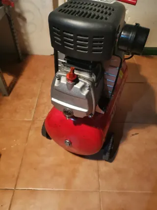Compresor de aire rojo