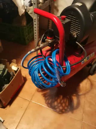 Compresor de aire rojo