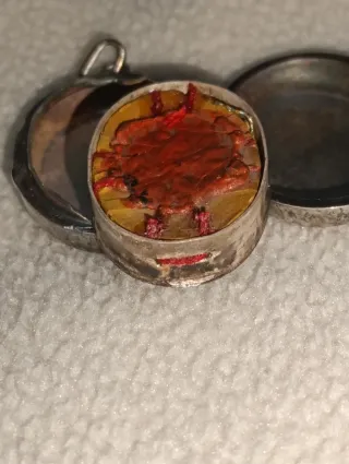 Relicario plata con 4 reliquias y sello lacre