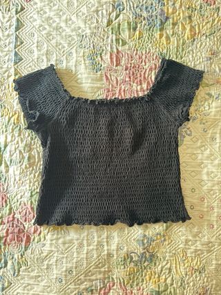 Top negro fruncido escote cuadrado.